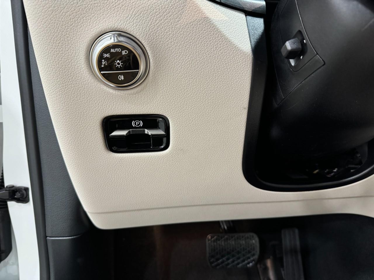 Mercedes-Benz GLC Vehicle Full-screen Gallery Image 31