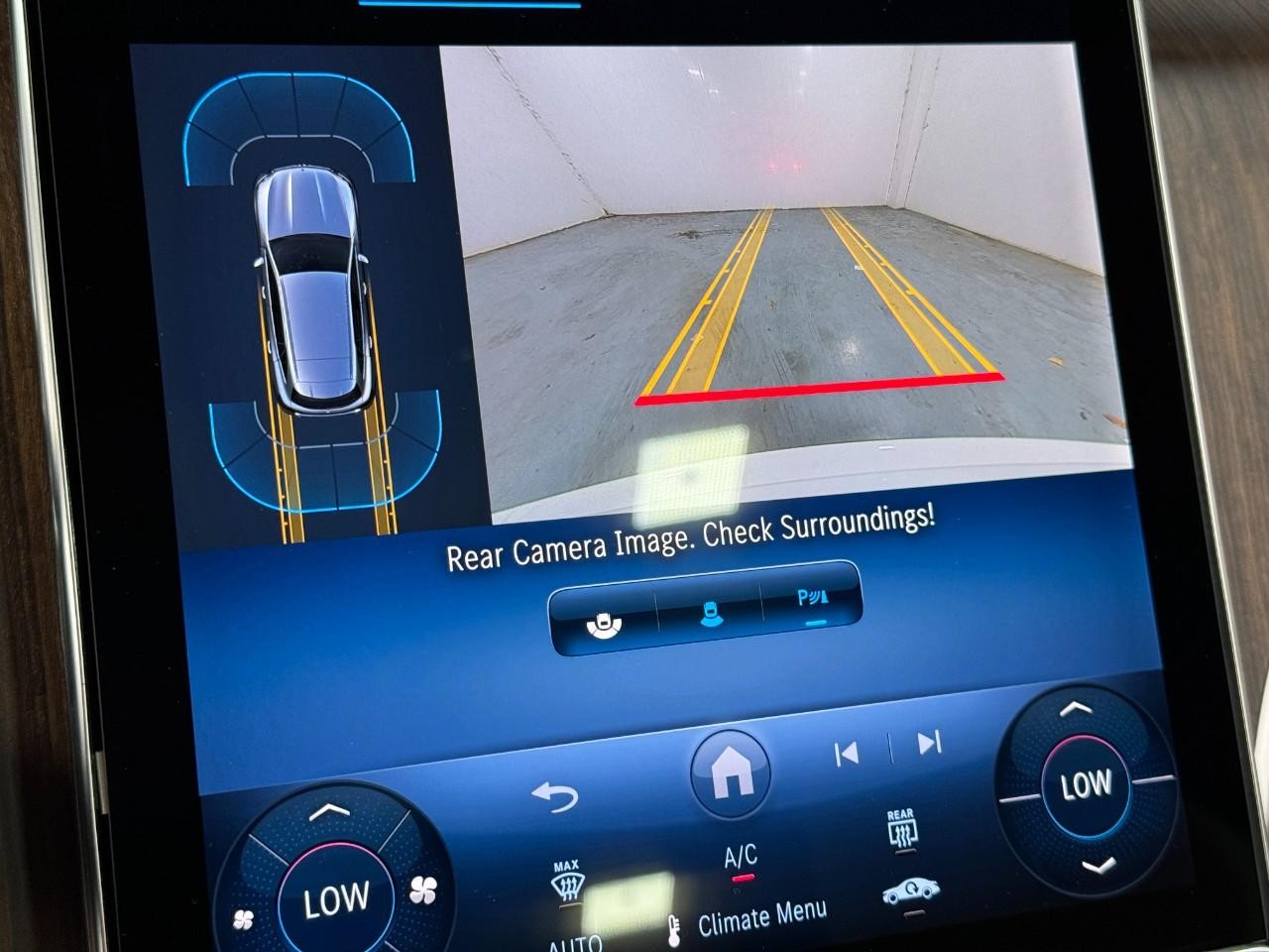 Mercedes-Benz GLC Vehicle Full-screen Gallery Image 36