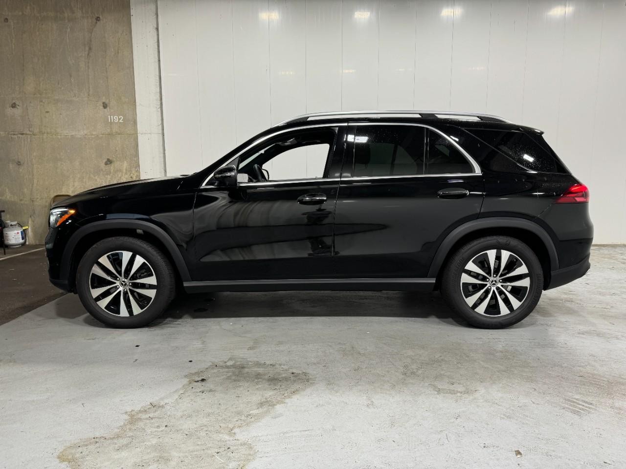 Mercedes-Benz GLE Vehicle Full-screen Gallery Image 2