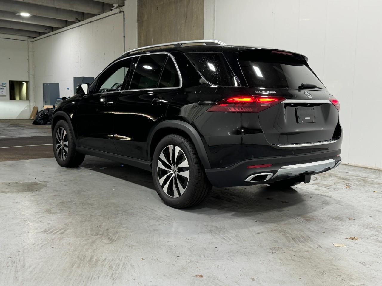 Mercedes-Benz GLE Vehicle Full-screen Gallery Image 3