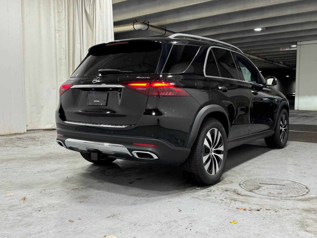 Mercedes-Benz GLE Vehicle Full-screen Gallery Image 4