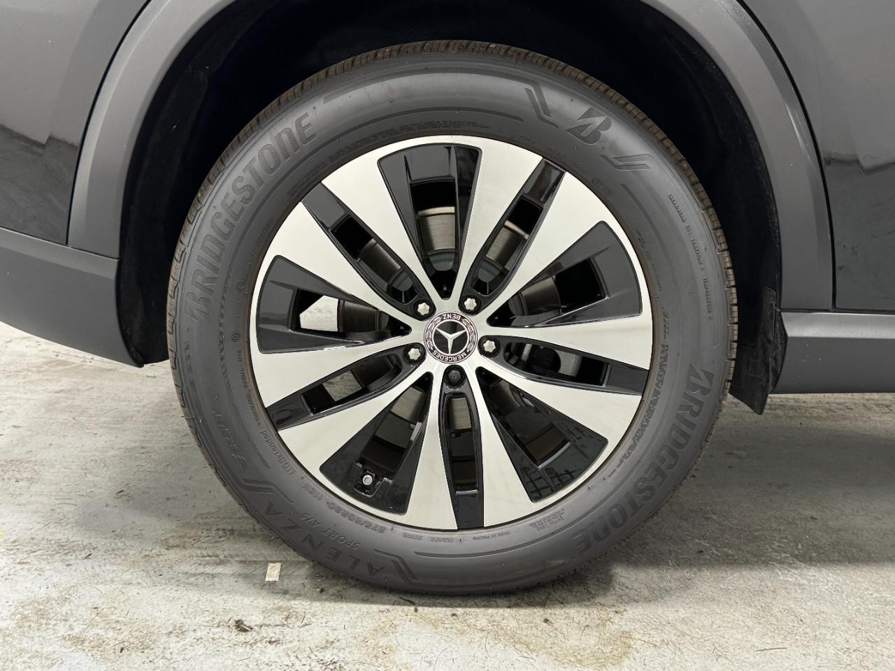 Mercedes-Benz GLE Vehicle Full-screen Gallery Image 5