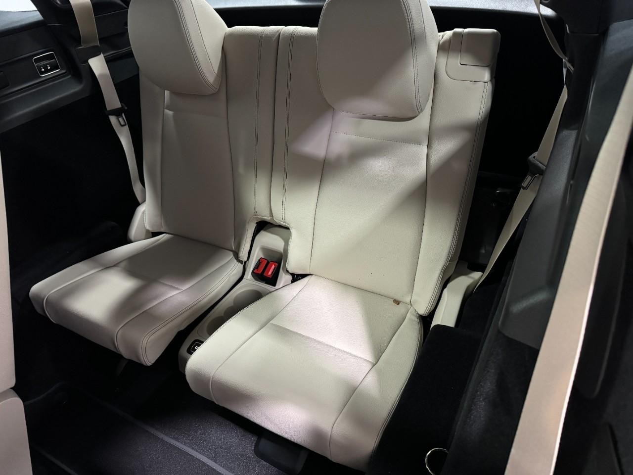 Mercedes-Benz GLE Vehicle Full-screen Gallery Image 8