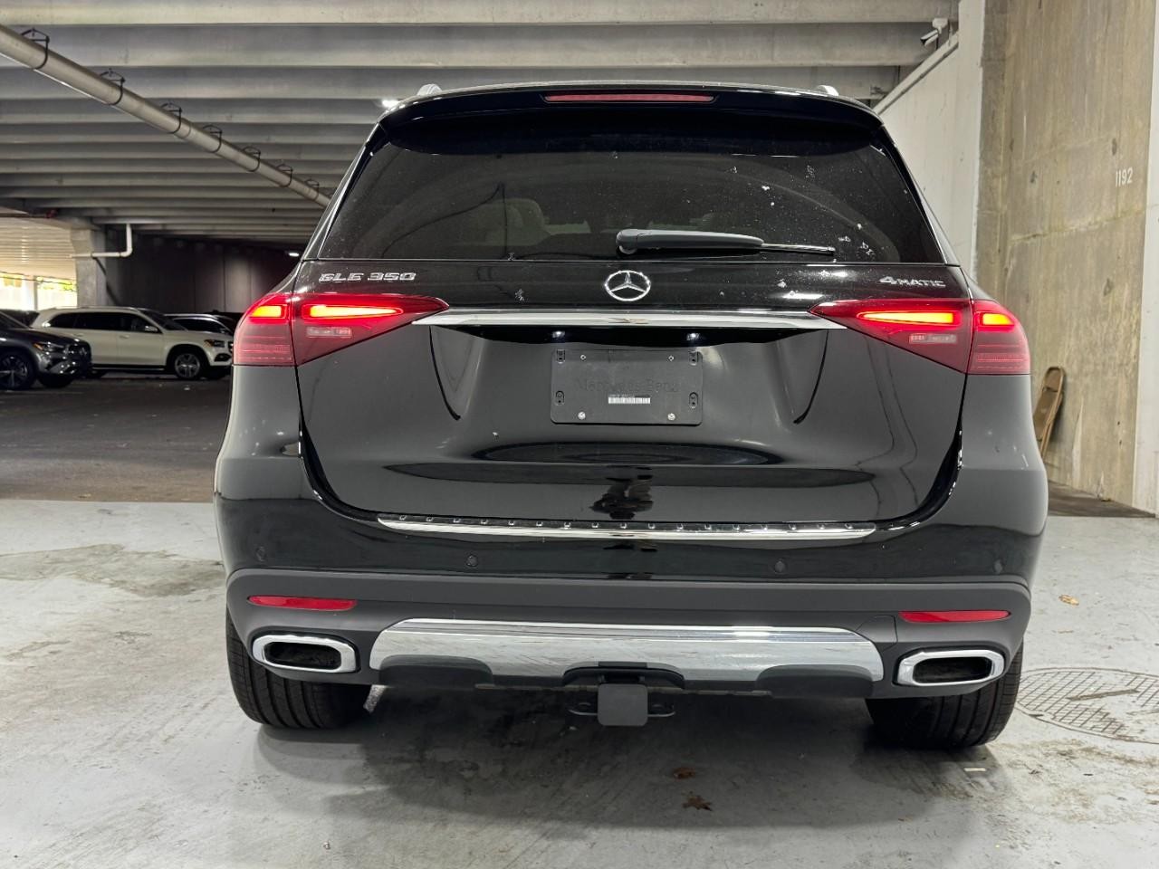 Mercedes-Benz GLE Vehicle Full-screen Gallery Image 9