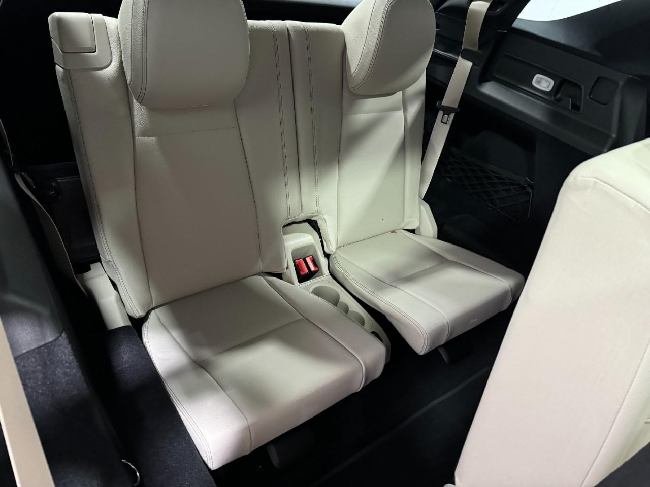 Mercedes-Benz GLE Vehicle Full-screen Gallery Image 10