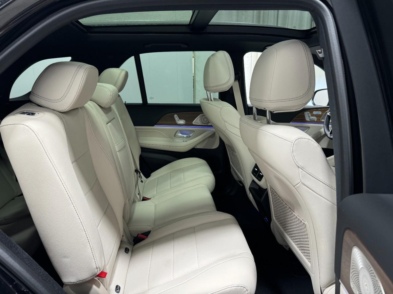 Mercedes-Benz GLE Vehicle Full-screen Gallery Image 11