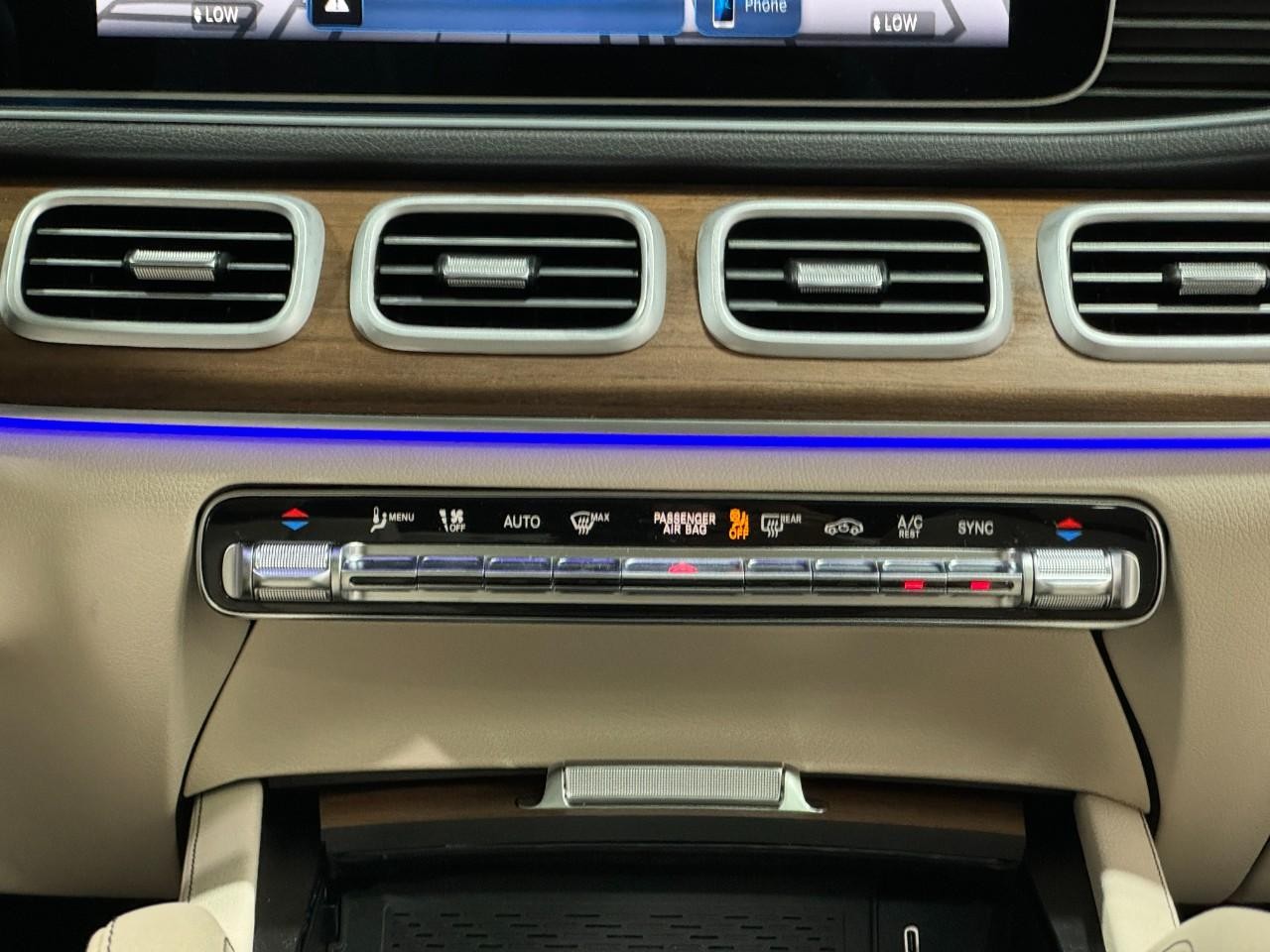 Mercedes-Benz GLE Vehicle Full-screen Gallery Image 16