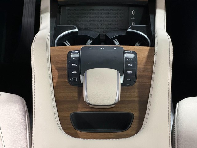 Mercedes-Benz GLE Vehicle Full-screen Gallery Image 17