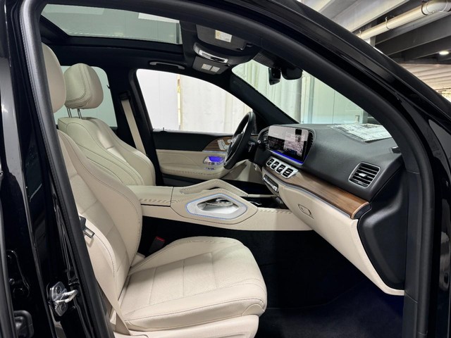 Mercedes-Benz GLE Vehicle Full-screen Gallery Image 19