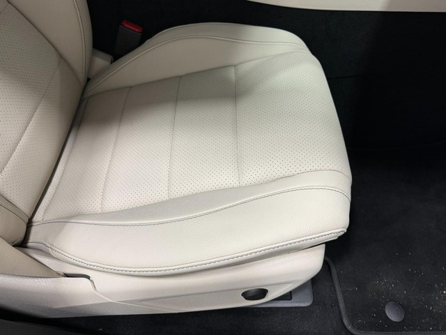 Mercedes-Benz GLE Vehicle Full-screen Gallery Image 20