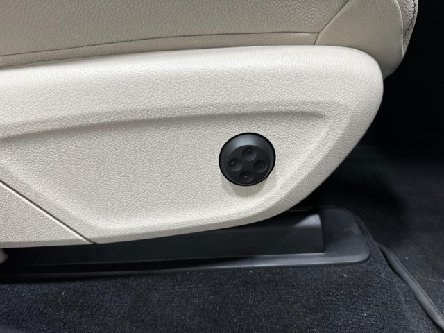 Mercedes-Benz GLE Vehicle Full-screen Gallery Image 21