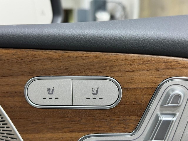 Mercedes-Benz GLE Vehicle Full-screen Gallery Image 22