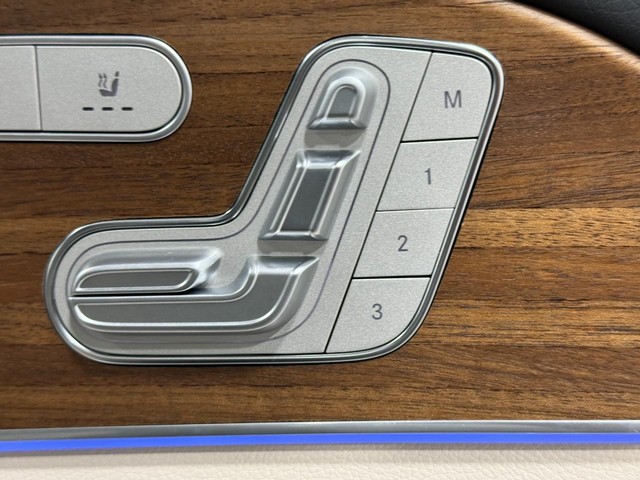 Mercedes-Benz GLE Vehicle Full-screen Gallery Image 23