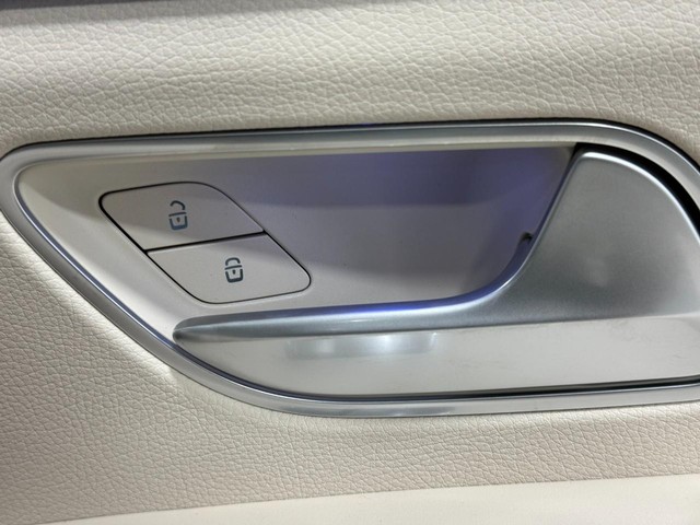 Mercedes-Benz GLE Vehicle Full-screen Gallery Image 24