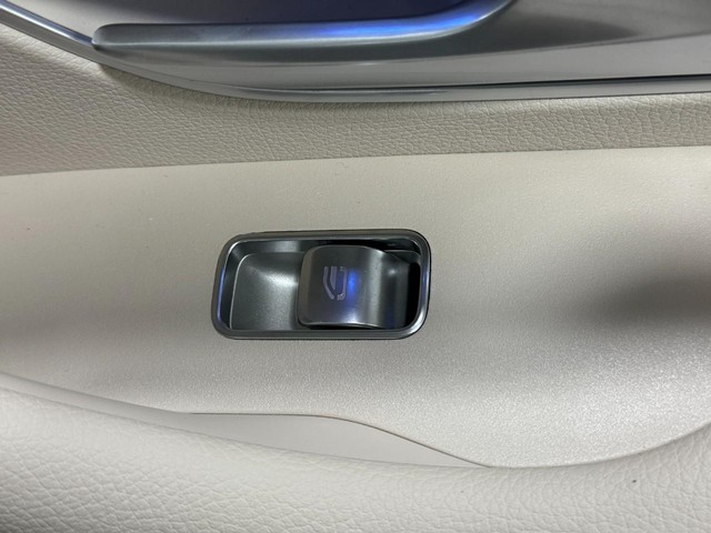 Mercedes-Benz GLE Vehicle Full-screen Gallery Image 25