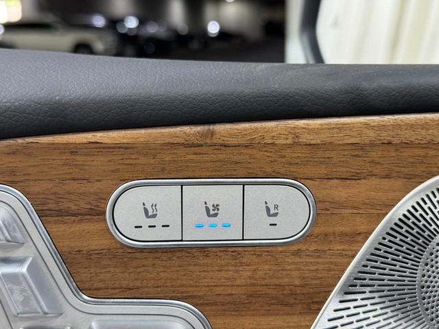 Mercedes-Benz GLE Vehicle Full-screen Gallery Image 27