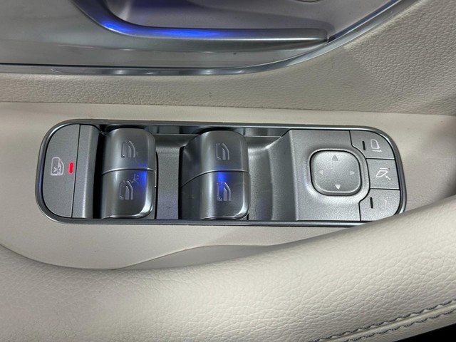 Mercedes-Benz GLE Vehicle Full-screen Gallery Image 30