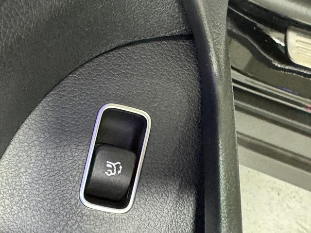 Mercedes-Benz GLE Vehicle Full-screen Gallery Image 31