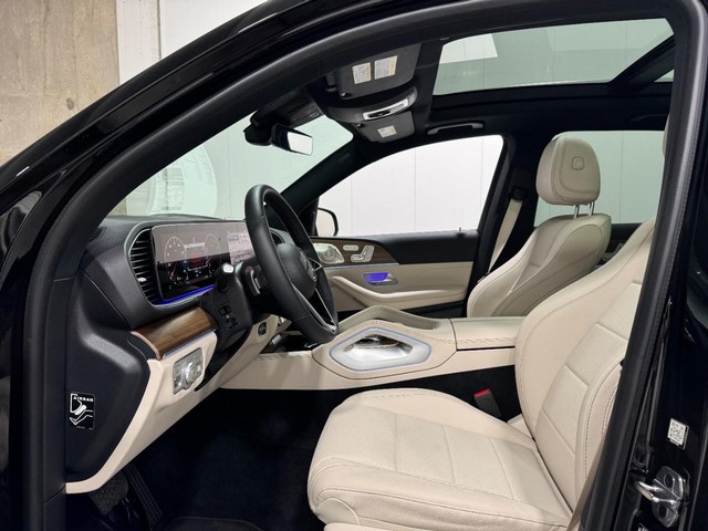 Mercedes-Benz GLE Vehicle Full-screen Gallery Image 32