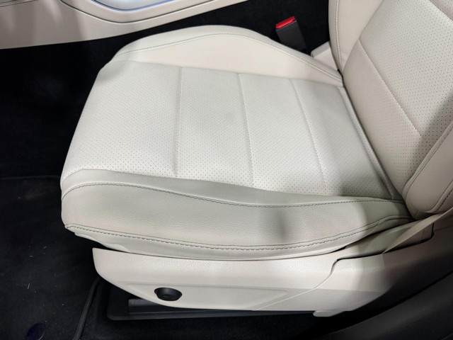 Mercedes-Benz GLE Vehicle Full-screen Gallery Image 33