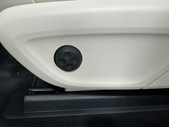 Mercedes-Benz GLE Vehicle Full-screen Gallery Image 34