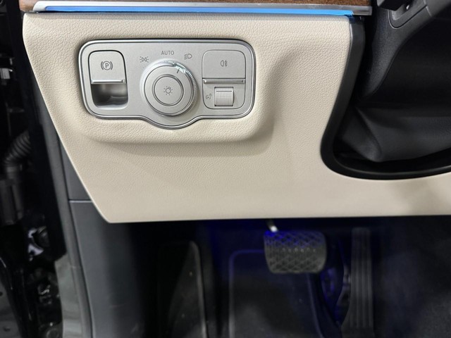 Mercedes-Benz GLE Vehicle Full-screen Gallery Image 35