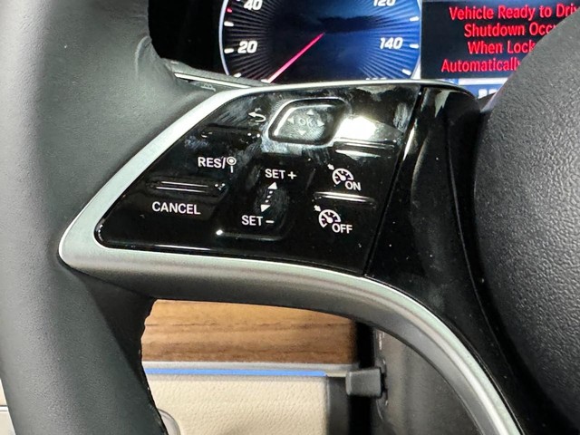 Mercedes-Benz GLE Vehicle Full-screen Gallery Image 36