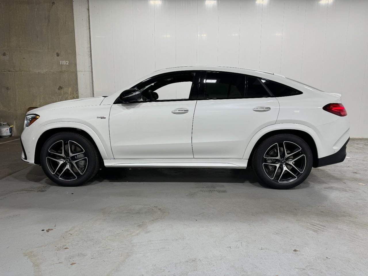 Mercedes-Benz GLE Vehicle Full-screen Gallery Image 2