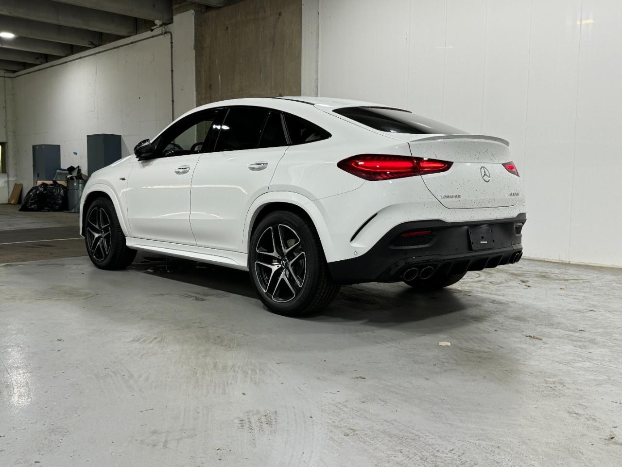 Mercedes-Benz GLE Vehicle Full-screen Gallery Image 3