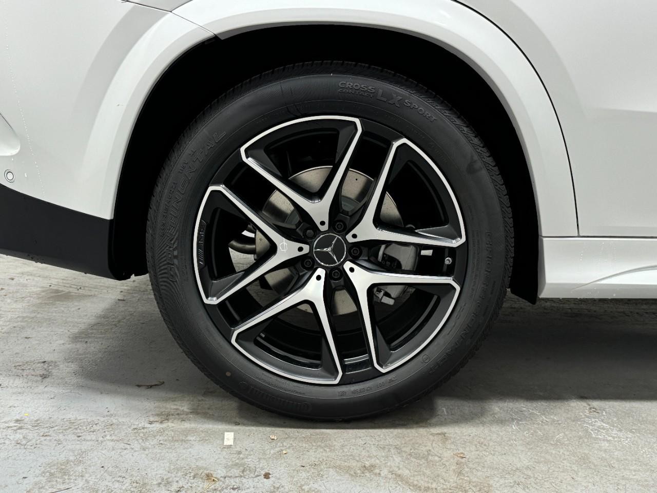 Mercedes-Benz GLE Vehicle Full-screen Gallery Image 5