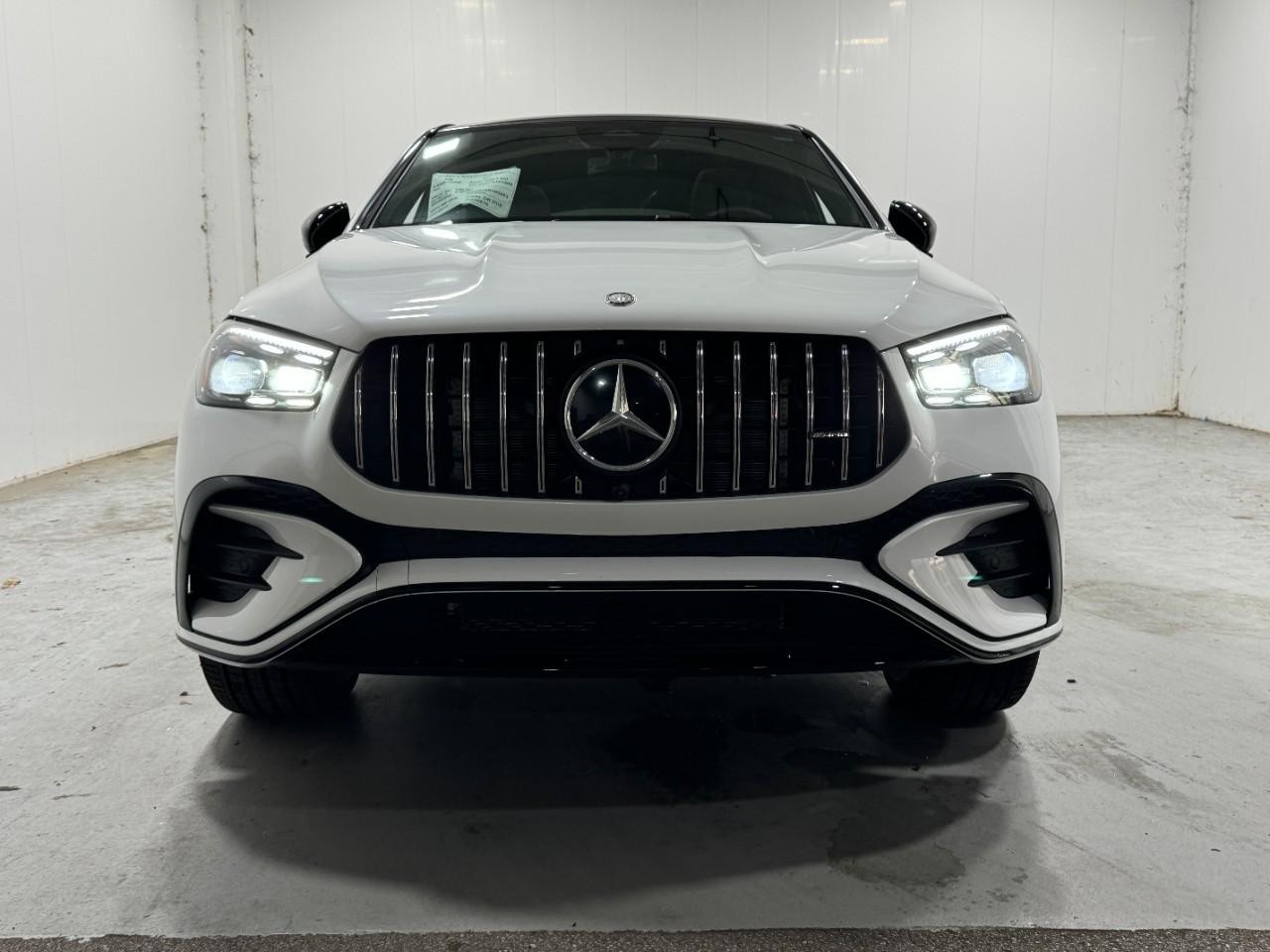 Mercedes-Benz GLE Vehicle Full-screen Gallery Image 7