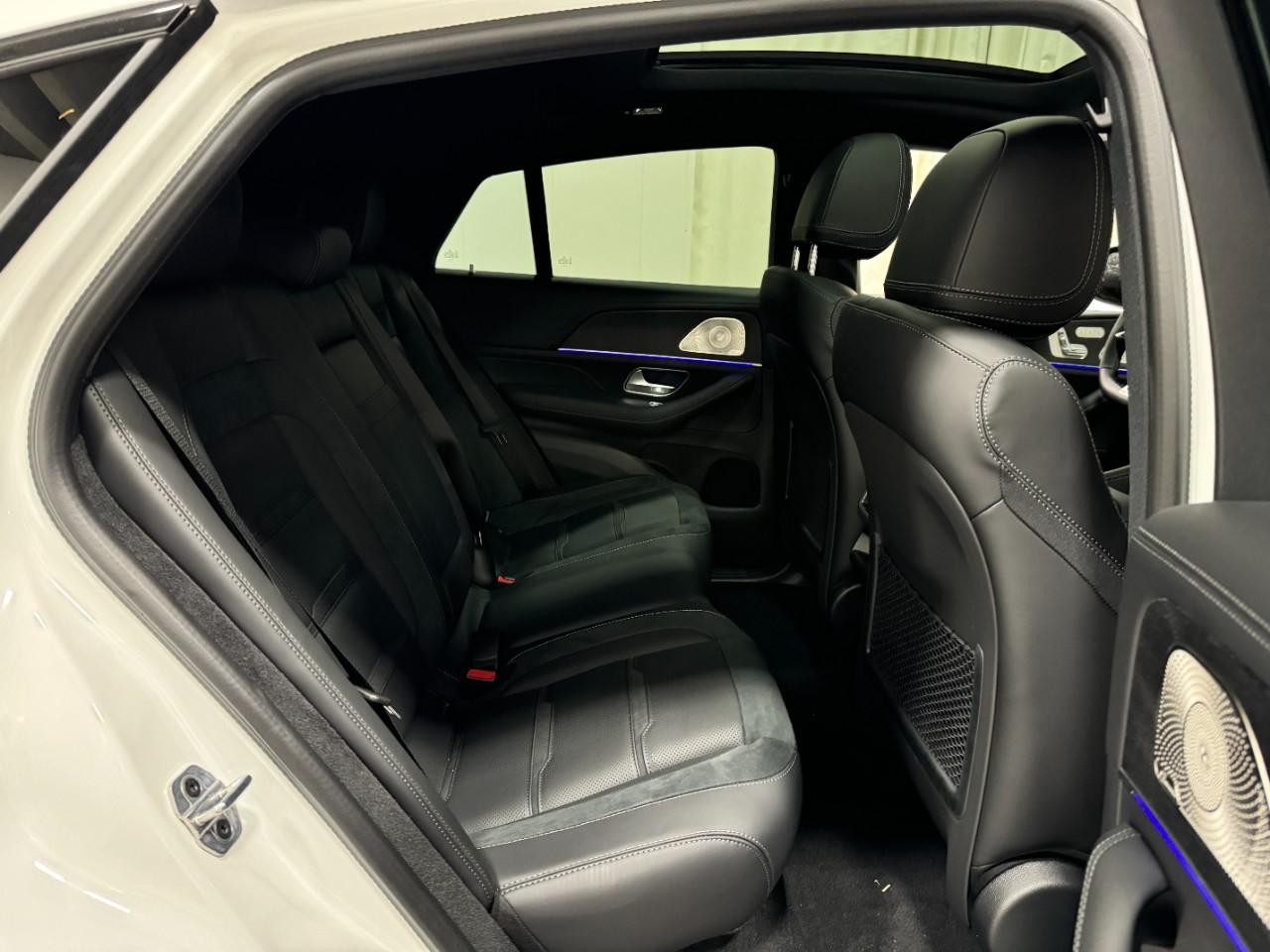 Mercedes-Benz GLE Vehicle Full-screen Gallery Image 9