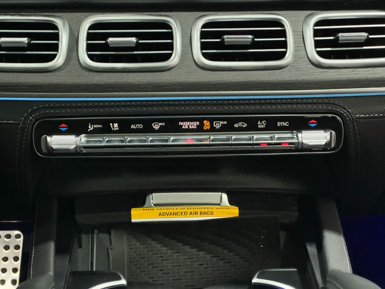 Mercedes-Benz GLE Vehicle Full-screen Gallery Image 14