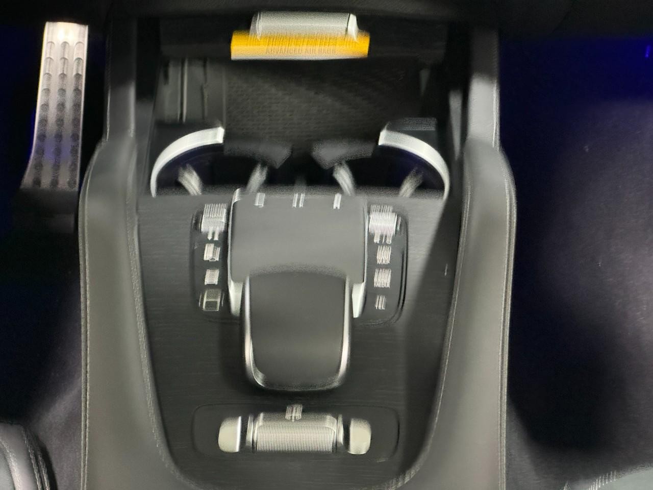 Mercedes-Benz GLE Vehicle Full-screen Gallery Image 15