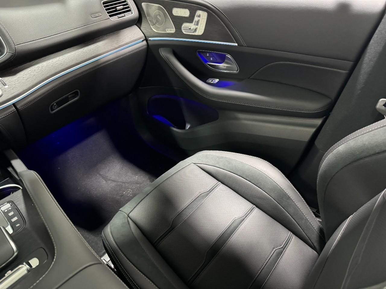 Mercedes-Benz GLE Vehicle Full-screen Gallery Image 16