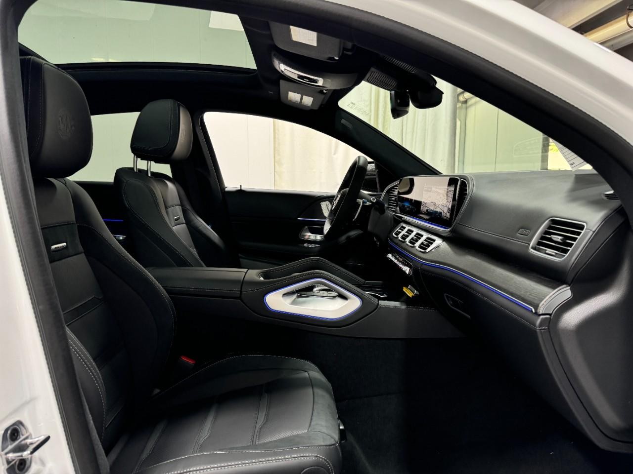 Mercedes-Benz GLE Vehicle Full-screen Gallery Image 17