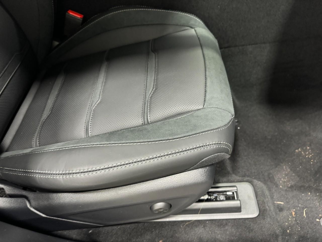 Mercedes-Benz GLE Vehicle Full-screen Gallery Image 18