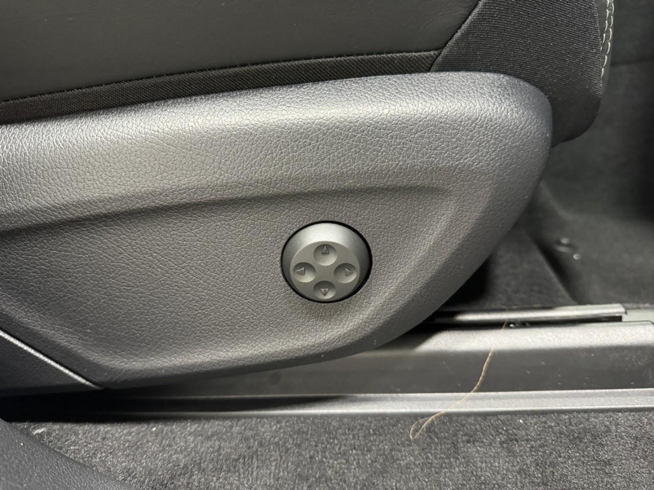 Mercedes-Benz GLE Vehicle Full-screen Gallery Image 19