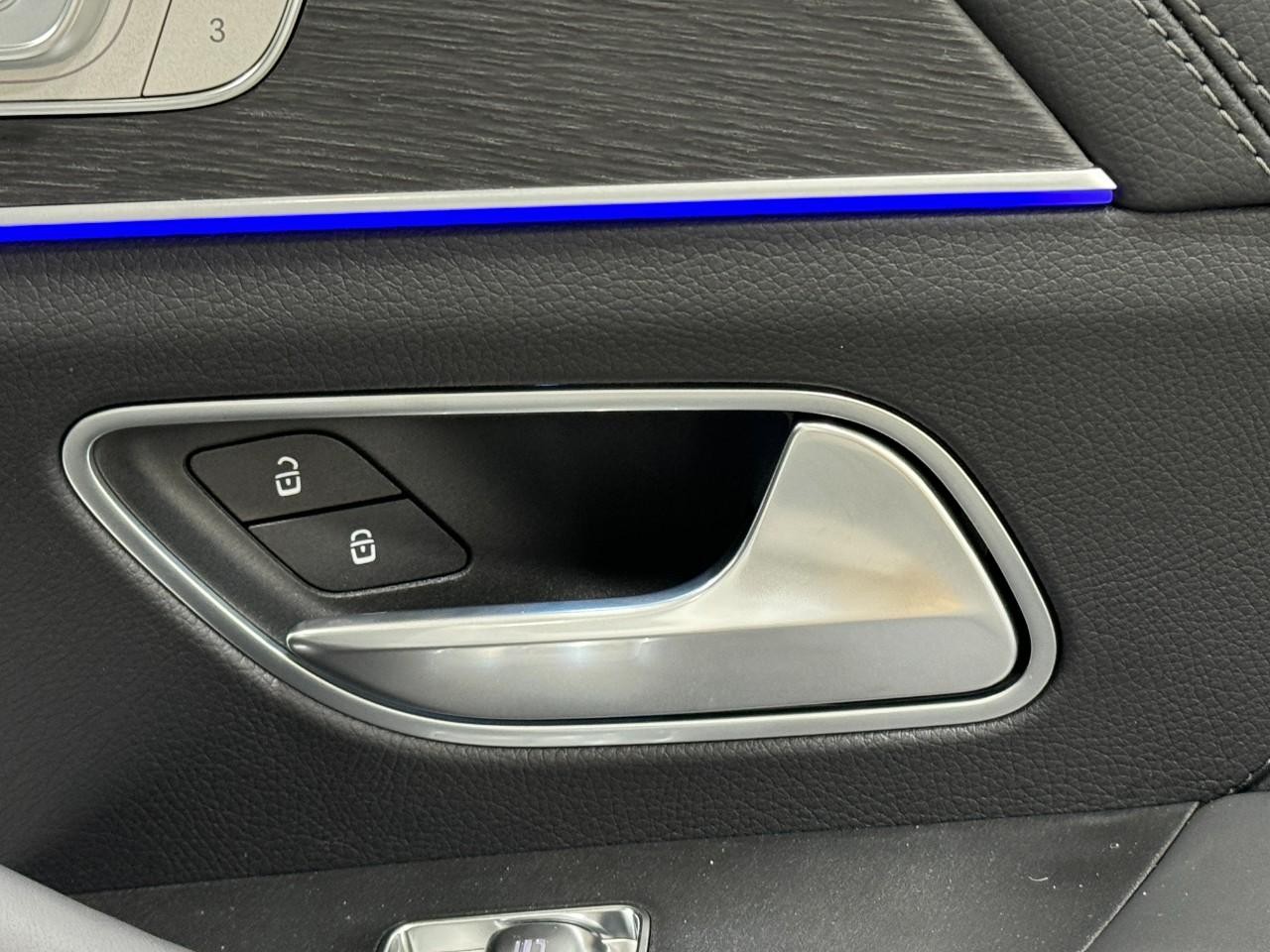 Mercedes-Benz GLE Vehicle Full-screen Gallery Image 21