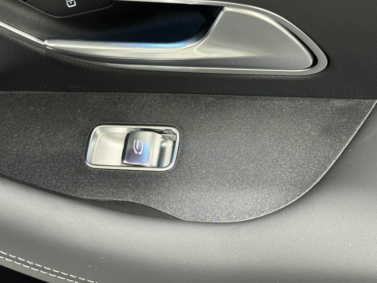 Mercedes-Benz GLE Vehicle Full-screen Gallery Image 22