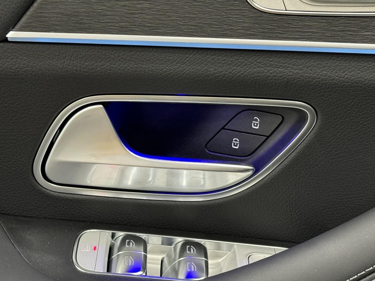 Mercedes-Benz GLE Vehicle Full-screen Gallery Image 25