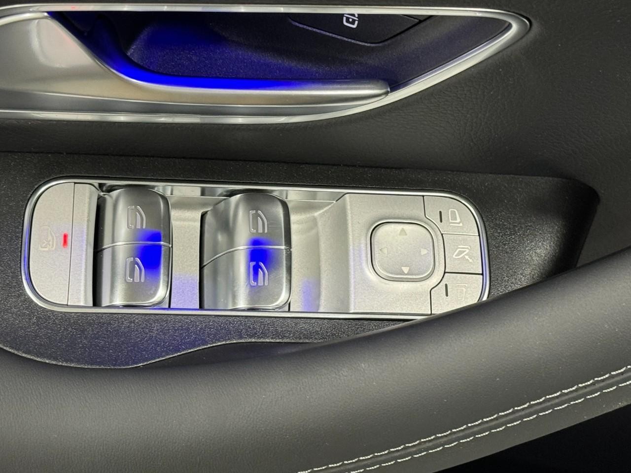 Mercedes-Benz GLE Vehicle Full-screen Gallery Image 26