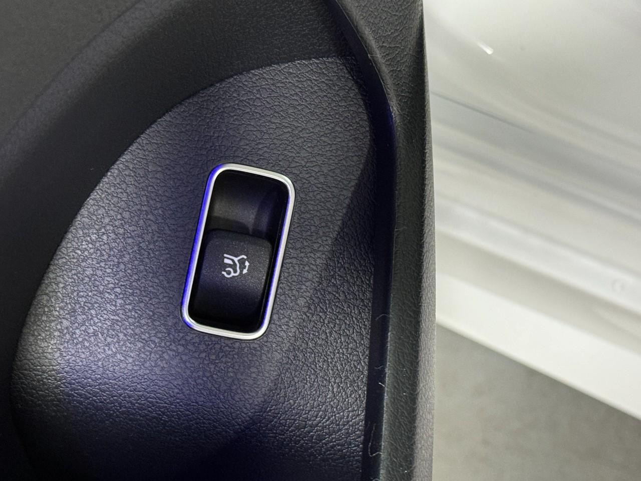 Mercedes-Benz GLE Vehicle Full-screen Gallery Image 27