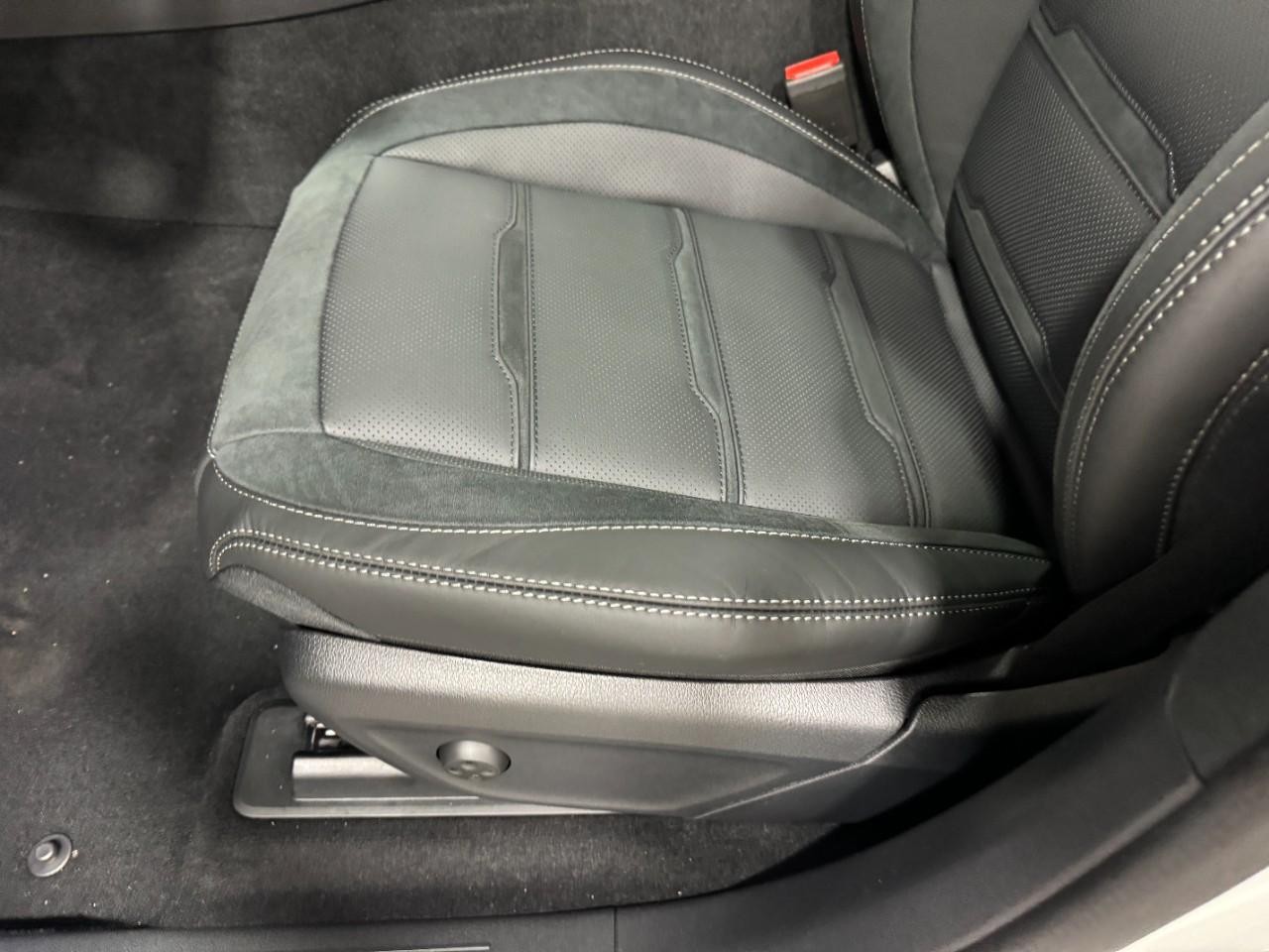 Mercedes-Benz GLE Vehicle Full-screen Gallery Image 29