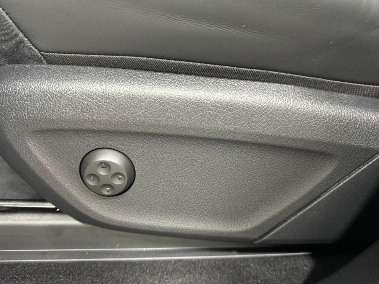 Mercedes-Benz GLE Vehicle Full-screen Gallery Image 30