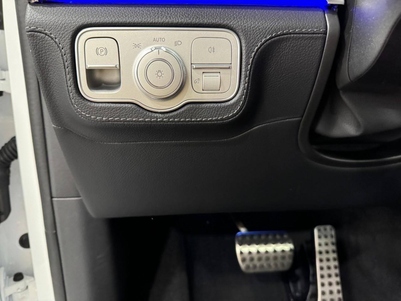 Mercedes-Benz GLE Vehicle Full-screen Gallery Image 31