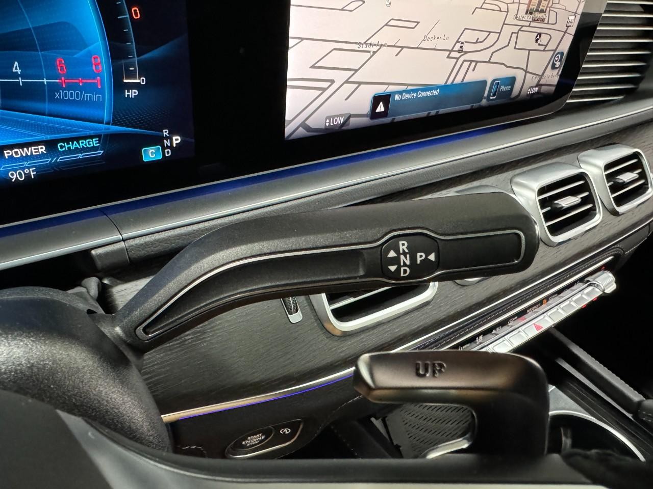 Mercedes-Benz GLE Vehicle Full-screen Gallery Image 35