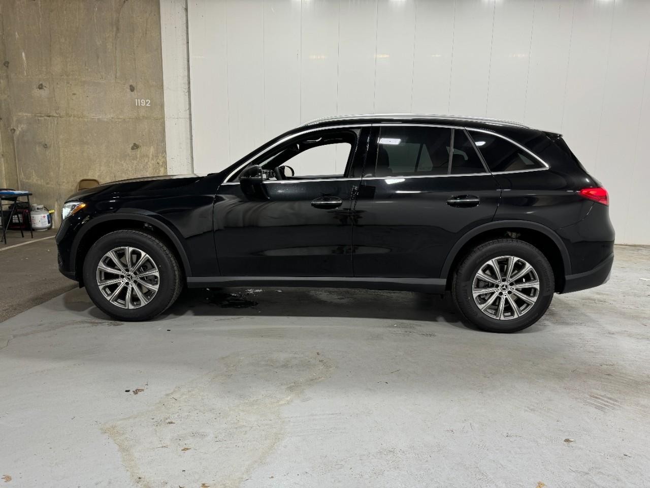 Mercedes-Benz GLC Vehicle Full-screen Gallery Image 2