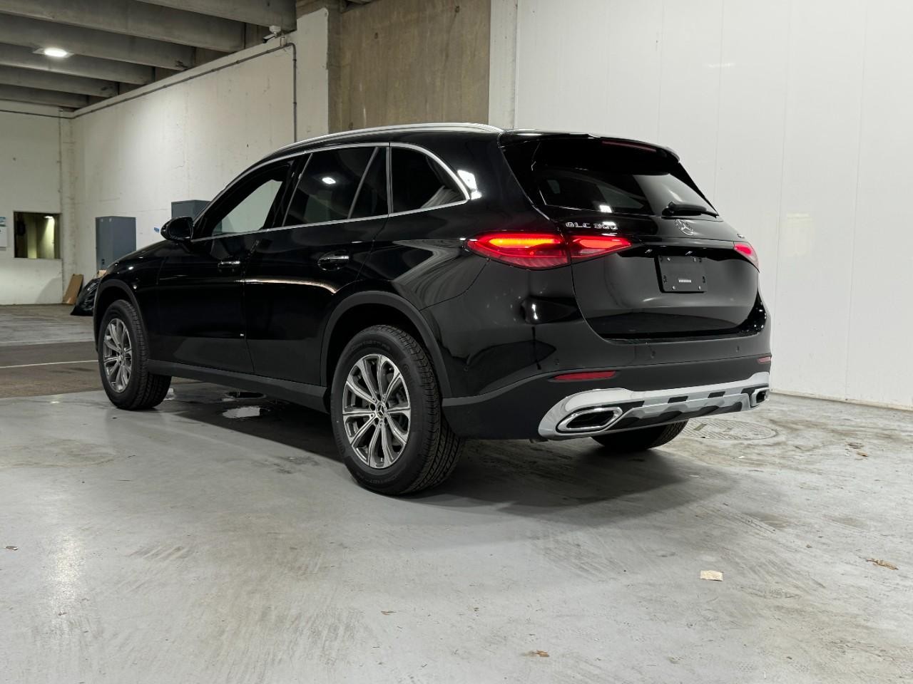 Mercedes-Benz GLC Vehicle Full-screen Gallery Image 3