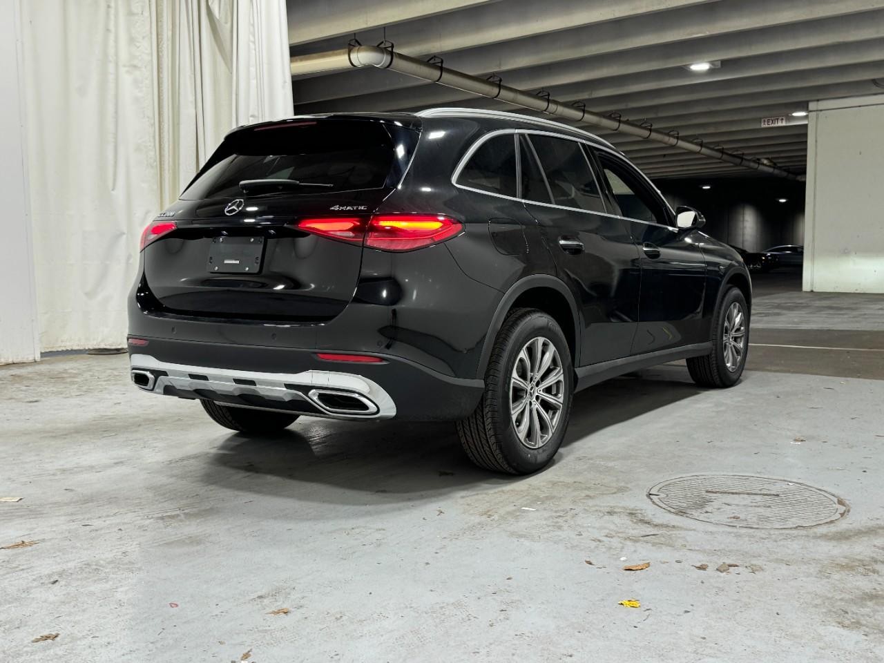 Mercedes-Benz GLC Vehicle Full-screen Gallery Image 4